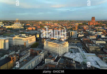 Vue aérienne de Liverpool montrant les deux cathédrales dans l'arrière-plan. Dans le centre est l'ancien grand magasin de Lewis. Banque D'Images