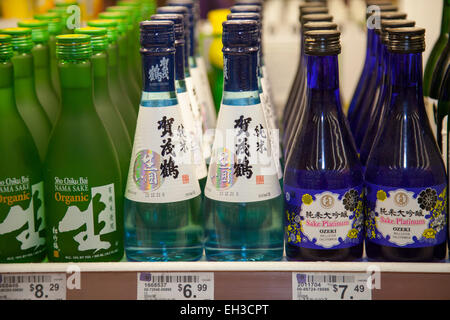 Bien des bouteilles de vin sur le plateau dans un marché asiatique, Richmond, Californie, USA. Banque D'Images