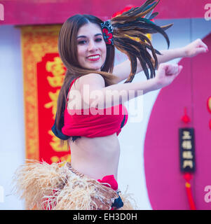 Danseur tahitien effectuer au Nouvel An chinois qui a eu lieu à Las Vegas Banque D'Images