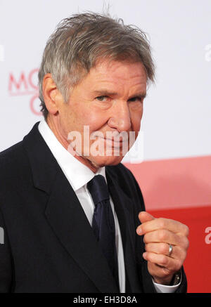 Fichier - une archive photo du 9 janvier 2011 montre Harrison Ford arrivant pour la première du film 'Morning Glory' à Berlin, Allemagne. Selon le magazine américain "diversité", l'acteur américain souhaite jouer les héros de l'ouest de Wyatt Earp l'adaptation du roman 'Black Hats : un roman de Wyatt Earp et Al Capone". Photo : Jens Kalaene Banque D'Images