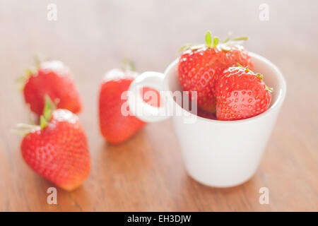 Fraises fraîches sur la table en bois, stock photo Banque D'Images