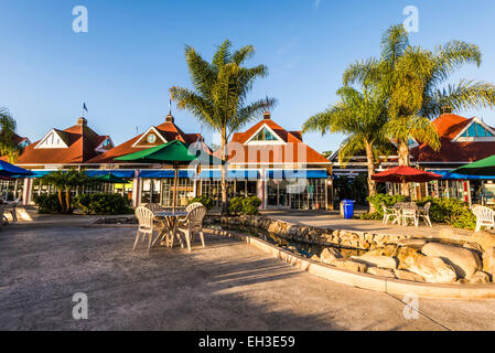 Le Coronado Ferry Landing boutiques illuminées par le soleil levant Coronado, en Californie, aux États-Unis. Banque D'Images