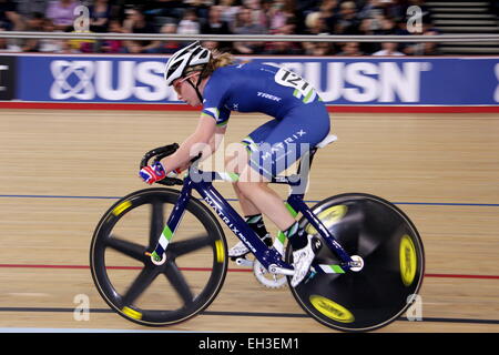 Lee Valley VeloPark, Londres, Royaume-Uni. 28 février 2015. Laura Trott en course aux points UCI Femmes Banque D'Images