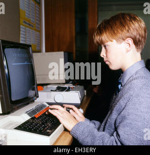 Teenage boy travaillant sur ordinateur et le clavier dans une salle de classe à l'école secondaire Ysgol Pantycelyn en 1991 Pays de Galles UK KATHY DEWITT Banque D'Images