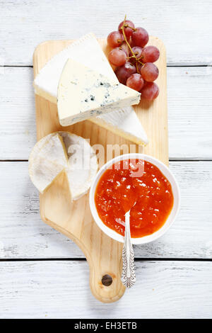 Sur une planche à fromage avec de la confiture, de l'alimentation Banque D'Images