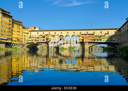 Le Ponte Vecchio sur l'Arno à l'aube, Florence, Toscane, Italie Banque D'Images