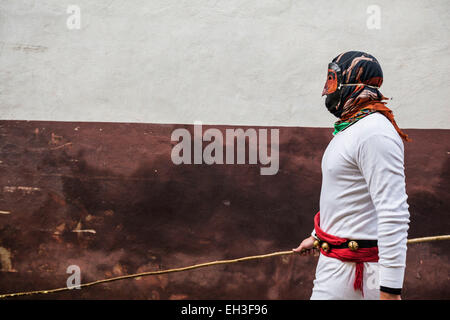 Unanu, Navarra, Espagne. Feb 15, 2015. Amuxarro «' figure avec masque de fer et le bâton au cours de l'ancestral carnaval dans le village de Unanu en Navarra province, Espagne. © Celestino Arce/ZUMAPRESS.com/Alamy Live News Banque D'Images