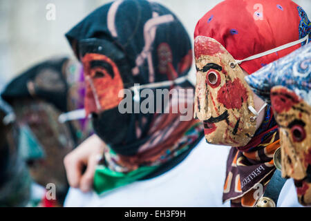 Unanu, Navarra, Espagne. Feb 15, 2015. Amuxarro «' chiffres avec les masques de fer dans le carnaval ancestral dans le village d'Unanu en Navarra province, Espagne. © Celestino Arce/ZUMAPRESS.com/Alamy Live News Banque D'Images