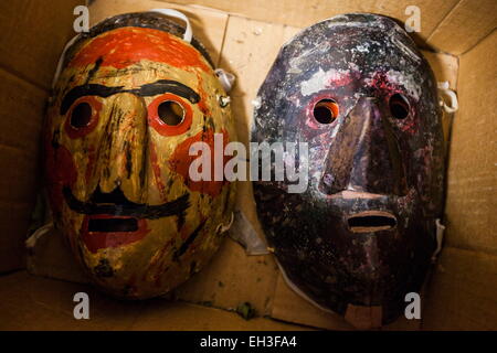 Unanu, Navarra, Espagne. Feb 15, 2015. Amuxarro «' masques de fer de l'ancestral carnaval dans le village de Unanu en Navarra province, Espagne. © Celestino Arce/ZUMAPRESS.com/Alamy Live News Banque D'Images