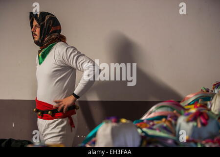 Unanu, Navarra, Espagne. Feb 15, 2015. Un garçon habiller en amuxarro «' figure dans l'ancestral carnaval de Unanu en Navarra province, Espagne. © Celestino Arce/ZUMAPRESS.com/Alamy Live News Banque D'Images