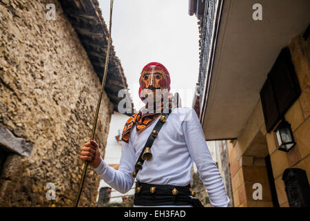 Unanu, Navarra, Espagne. Feb 15, 2015. Amuxarro «' figure avec masque de fer au cours de l'ancestral carnaval dans le village de Unanu en Navarra province, Espagne. © Celestino Arce/ZUMAPRESS.com/Alamy Live News Banque D'Images