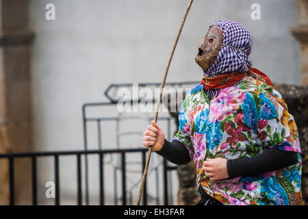 Unanu, Navarra, Espagne. Feb 15, 2015. Amuxarro «' figure avec masque de fer et le bâton dans l'ancestral carnaval dans le village de Unanu en Navarra province, Espagne. © Celestino Arce/ZUMAPRESS.com/Alamy Live News Banque D'Images