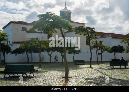 Place du Marché de Santa Cruz de Teberife avec bancs, arbres et l'homme sur benche. Banque D'Images