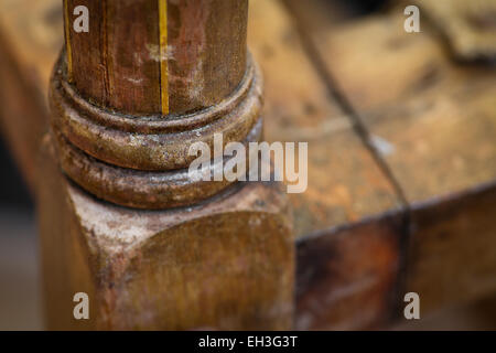 Ancienne présidente du bras d'incrustations de bois réparation et restauration d'ameublement Banque D'Images