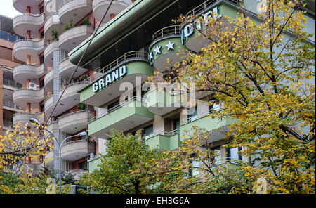 L'Albanie, Tirana, quartier Blloku, au milieu de la ville, une zone populaire pour de nombreux cafés, bars et vie nocturne animée ci-joint une fois de quartier-maître le dictateur Enver Hoxha Banque D'Images