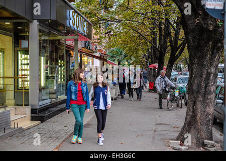 L'Albanie, Tirana, quartier Blloku, au milieu de la ville, une zone populaire pour de nombreux cafés, bars et vie nocturne animée ci-joint une fois de quartier-maître le dictateur Enver Hoxha Banque D'Images