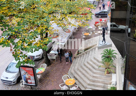 L'Albanie, Tirana, quartier Blloku, au milieu de la ville, une zone populaire pour de nombreux cafés, bars et vie nocturne animée ci-joint une fois de quartier-maître le dictateur Enver Hoxha Banque D'Images