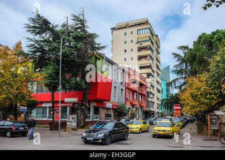 L'Albanie, Tirana, quartier Blloku, au milieu de la ville, une zone populaire pour de nombreux cafés, bars et vie nocturne animée ci-joint une fois de quartier-maître le dictateur Enver Hoxha Banque D'Images