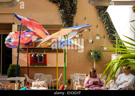 L'Albanie, Tirana, restaurant dans le quartier Blloku. Je le milieu de la ville, est une zone populaire pour de nombreux cafés, bars et vie nocturne animée ci-joint une fois de quartier-maître le dictateur Enver Hoxha Banque D'Images