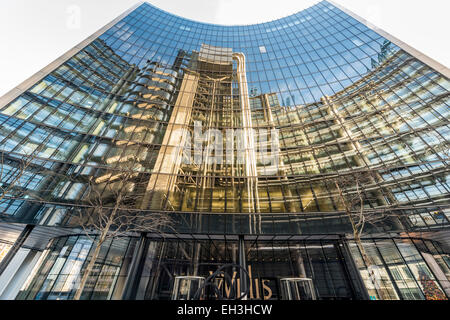 Le Lloyd's Building, accueil à l'institution d'assurance Lloyd's of London vu ici reflète dans l'Édifice Willis, Londres Banque D'Images