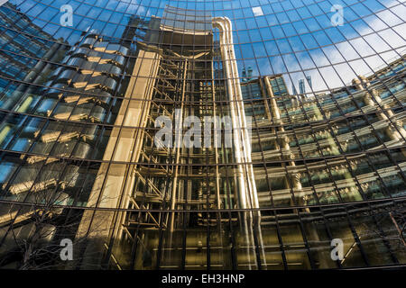 Le Lloyd's Building, accueil à l'institution d'assurance Lloyd's of London vu ici reflète dans l'Édifice Willis, Londres Banque D'Images