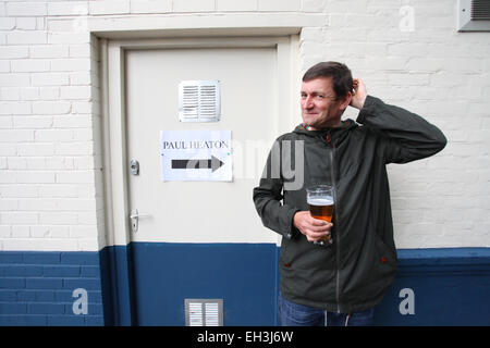 Musicien britannique Paul Heaton a une pinte de bière en coulisses avant de procéder. Photo par James Boardman. Banque D'Images