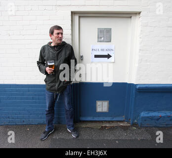 Musicien britannique Paul Heaton a une pinte de bière en coulisses avant de procéder. Photo par James Boardman. Banque D'Images