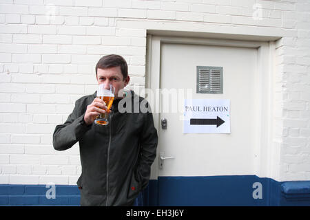 Musicien britannique Paul Heaton a une pinte de bière en coulisses avant de procéder. Photo par James Boardman. Banque D'Images