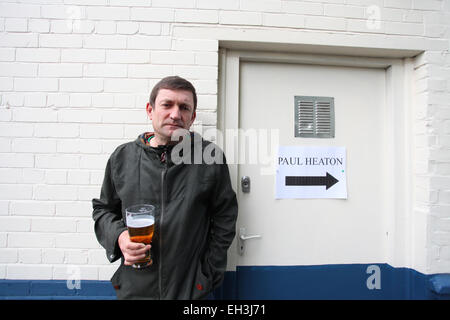 Musicien britannique Paul Heaton a une pinte de bière en coulisses avant de procéder. Photo par James Boardman. Banque D'Images