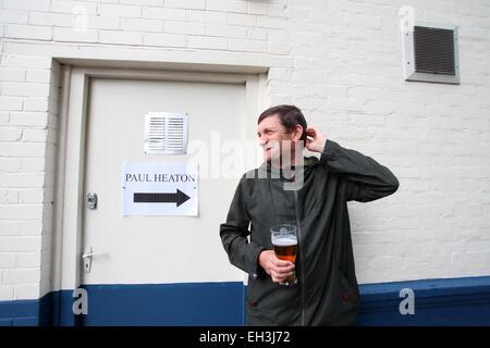 Musicien britannique Paul Heaton a une pinte de bière en coulisses avant de procéder. Photo par James Boardman. Banque D'Images