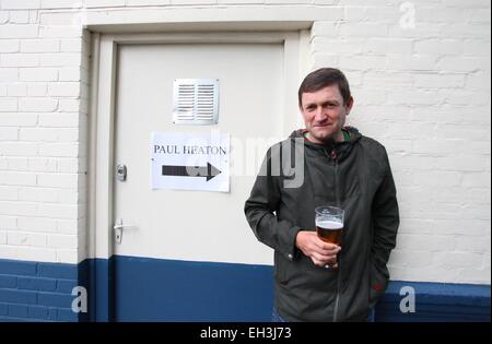 Musicien britannique Paul Heaton a une pinte de bière en coulisses avant de procéder. Photo par James Boardman. Banque D'Images