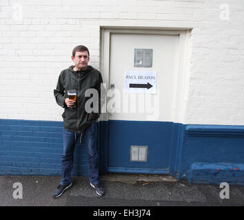 Musicien britannique Paul Heaton a une pinte de bière en coulisses avant de procéder. Photo par James Boardman. Banque D'Images