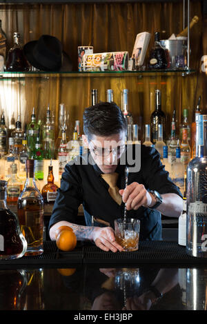 Un femalebarman, barman, mixologist rend un fantastique cocktail dans un restaurant / bar / public house Banque D'Images