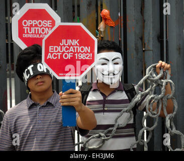 Quezon City, Philippines. 6 mars, 2015. Les activistes philippins contenir jusqu'chaînes de papier mâché et des panneaux d'arrêt à demander l'abrogation de la Loi sur l'éducation de 1982, pendant un rassemblement à l'extérieur de la Commission sur l'enseignement supérieur (CHED) office de tourisme le long de C.P. Garcia Avenue. Assailli de militants politiques actuelles du gouvernement sur l'éducation, qui est, selon eux, les étudiants de conduite à tuer eux-mêmes, y compris le suicide de Rosanna Sanfuego. Sanfuego, un de 17 ans étudiant de l'Université de Cagayan, s'est tuée après avoir été incapable de payer ses frais de scolarité. © Richard James Mendoza/Pacific Press/Alam Banque D'Images