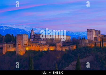 Alhambra, Site du patrimoine mondial de l'UNESCO, à la brunante, la Sierra Nevada, Grenade, Andalousie, Espagne Banque D'Images