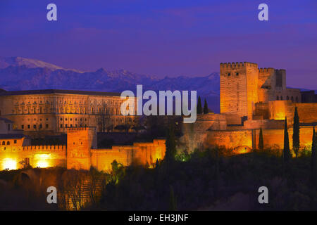 Alhambra, Site du patrimoine mondial de l'UNESCO, à la brunante, la Sierra Nevada, Grenade, Andalousie, Espagne Banque D'Images