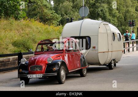 Citroën 2 CV4 1970 avec l'ancienne caravane, Ystad, en Suède Banque D'Images