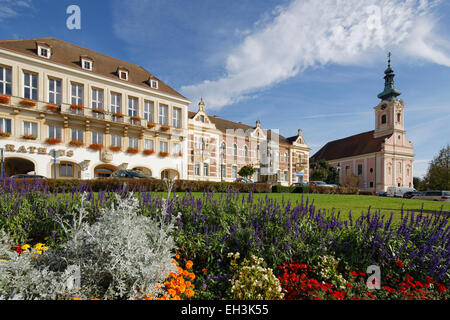 Hôtel de Ville, ancien bâtiment de la banque Sparkasse et église paroissiale de la place principale, Pinkafeld, le Burgenland méridional, Burgenland, Autriche Banque D'Images