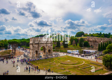 Les touristes en face de l'Arc de Constantin, Rome, Latium, Italie Banque D'Images