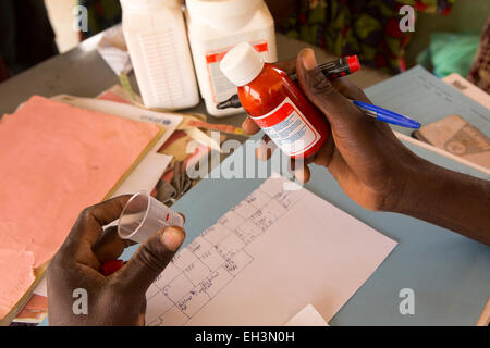 KOMOBANGAU, PROVINCE DE TILLABERI, NIGER, 15 mai 2012 : un médecin assure la distribution d'un médicament pour les enfants souffrant de malnutrition et leurs mères au centre de santé local. Banque D'Images