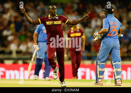 Perth, Australie. 08Th Mar, 2015. ICC Cricket World Cup. L'Inde par rapport aux Antilles. Jerome Taylor célèbre le guichet de Shikhar Dhawan. Credit : Action Plus Sport/Alamy Live News Banque D'Images