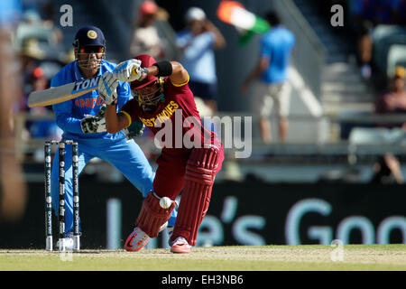 Perth, Australie. 08Th Mar, 2015. ICC Cricket World Cup. L'Inde par rapport aux Antilles. Lendl Simmons défend au cours de ses manches. Credit : Action Plus Sport/Alamy Live News Banque D'Images