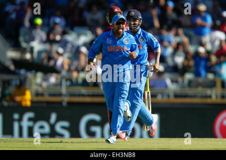 Perth, Australie. 08Th Mar, 2015. ICC Cricket World Cup. L'Inde par rapport aux Antilles. Les joueurs indiens célèbrent le guichet de Jonathon Carter. Credit : Action Plus Sport/Alamy Live News Banque D'Images