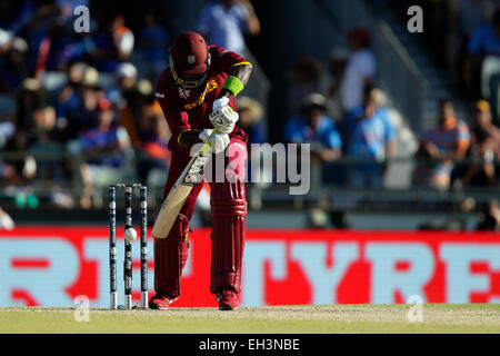 Perth, Australie. 08Th Mar, 2015. ICC Cricket World Cup. L'Inde par rapport aux Antilles. Darren Sammy défend au cours de ses manches. Credit : Action Plus Sport/Alamy Live News Banque D'Images