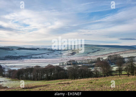 Matin d'hiver dans le Peak District. Vue sur les champs à proximité de Perryfoot frosty, Derbyshire. Banque D'Images