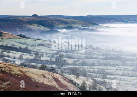 Frost et brume sur un mélange de champs dans l'espoir vallée, Peak District, Derbyshire. Banque D'Images