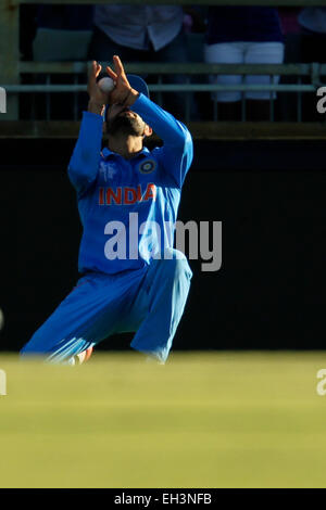 Perth, Australie. 08Th Mar, 2015. ICC Cricket World Cup. L'Inde par rapport aux Antilles. Virat Kholi prend une prise pour la rejeter Jason titulaire. Credit : Action Plus Sport/Alamy Live News Banque D'Images