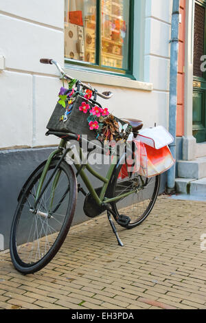 Support à vélo près de mur sur la rue en ville néerlandaise Banque D'Images