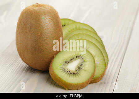 Les kiwis mûrs sur table en bois rustique, photo Banque D'Images