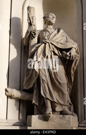 L'Apôtre saint Pierre sur la façade de l'église paroissiale de Saint Sang à Graz, en Styrie, Autriche le 10 janvier 2015. Banque D'Images